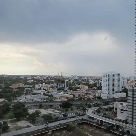 Pelican Residence At One Broadway Miami Exterior photo