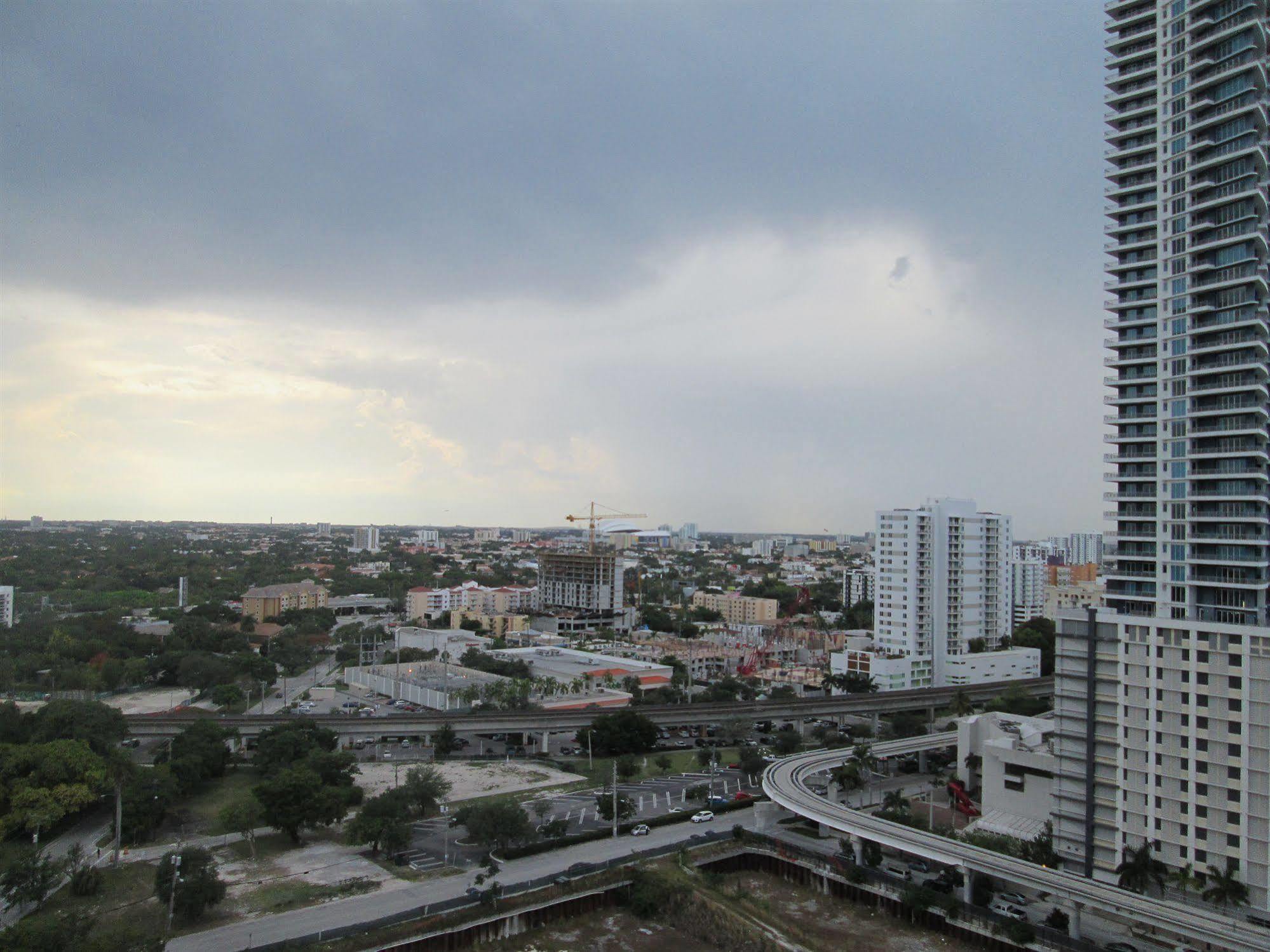 Pelican Residence At One Broadway Miami Exterior photo